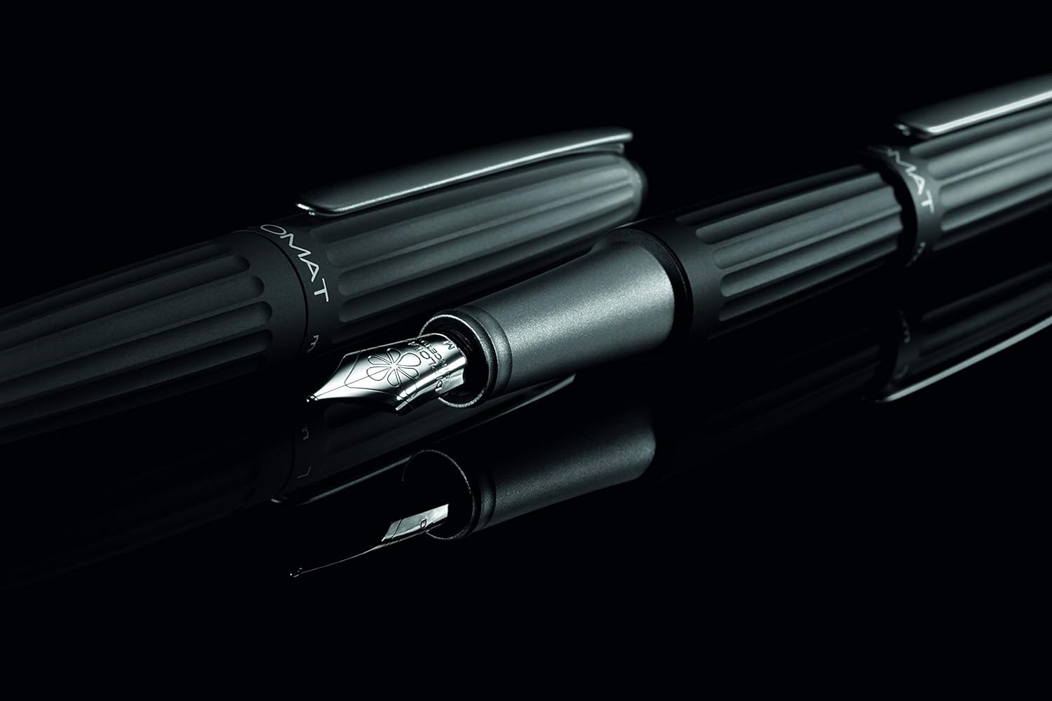 DIPLOMAT Aero Black Fountain Pen (M)